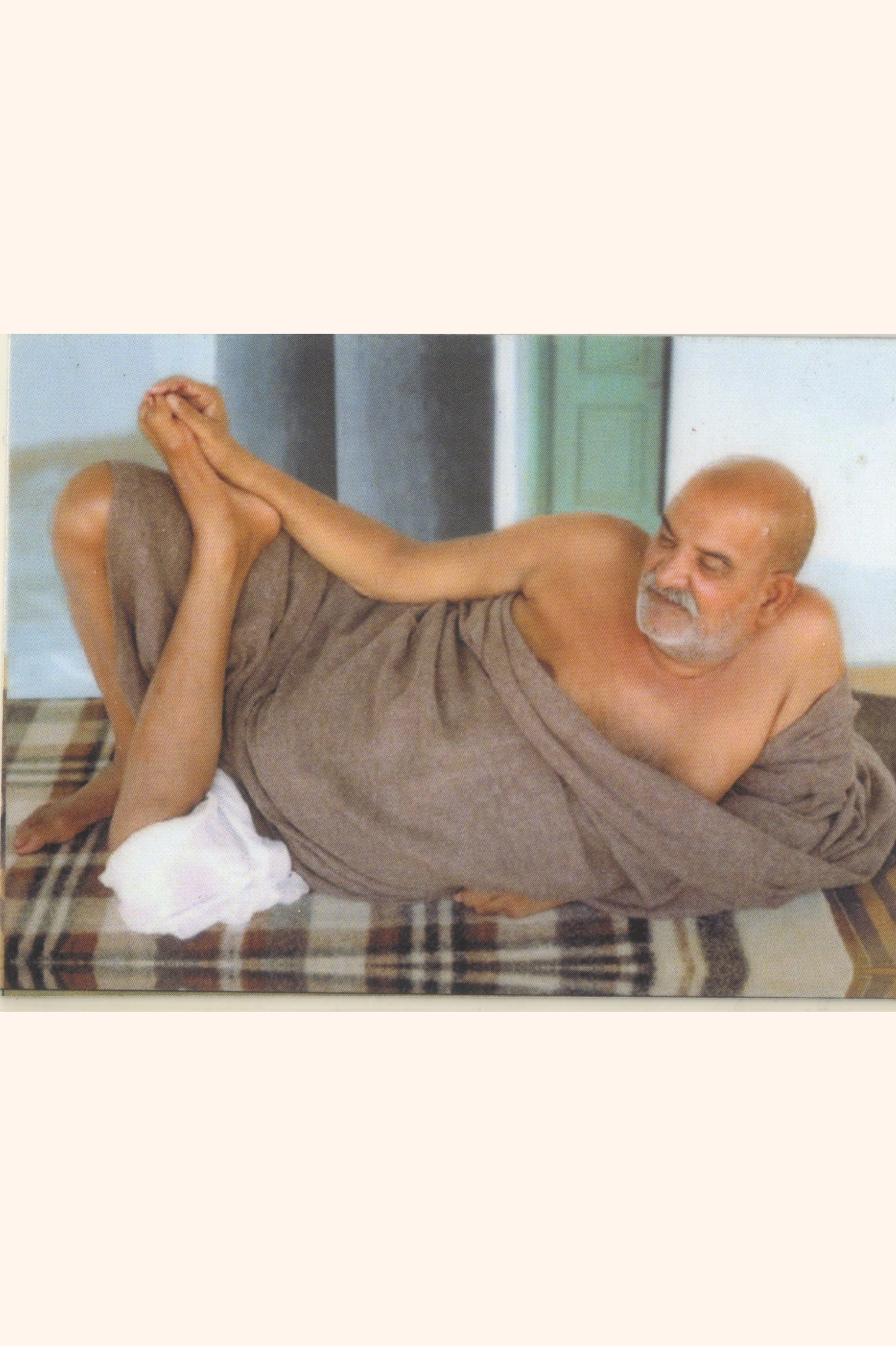 Pocket Sized Laminated Card C11 - Maharaj ji Reclining On A Cot with a Photo on the Back of Card