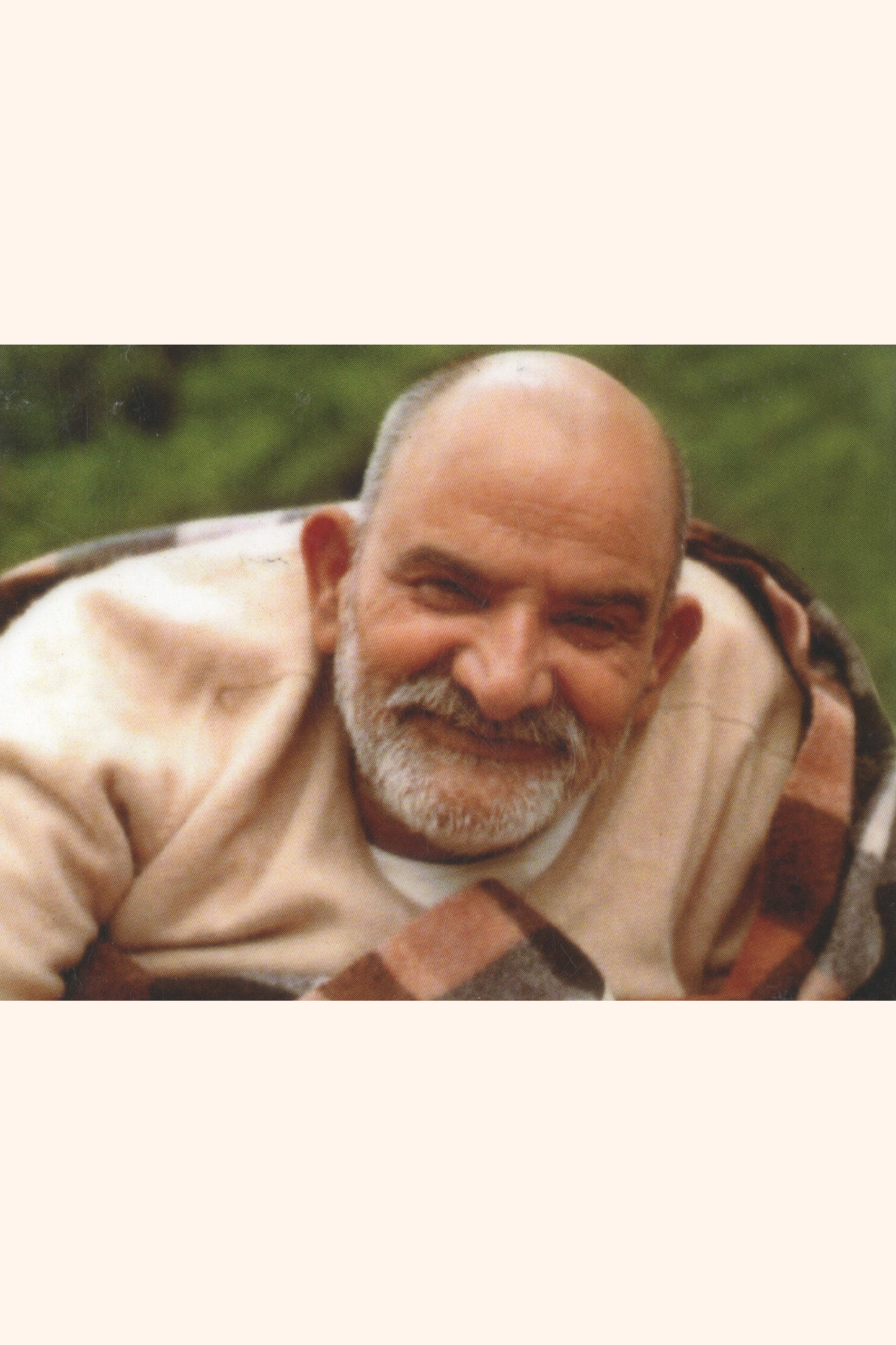 लेमिनेटेड कार्ड C17 - कार्ड के पीछे महाराज जी की तस्वीर के साथ क्लोज़ अप