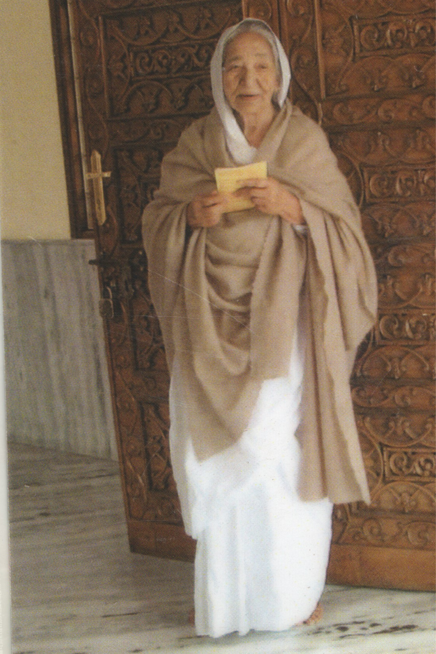 लेमिनेटेड कार्ड C51 - श्री सिद्धि माँ खड़ी हैं, कार्ड के पीछे एक तस्वीर है