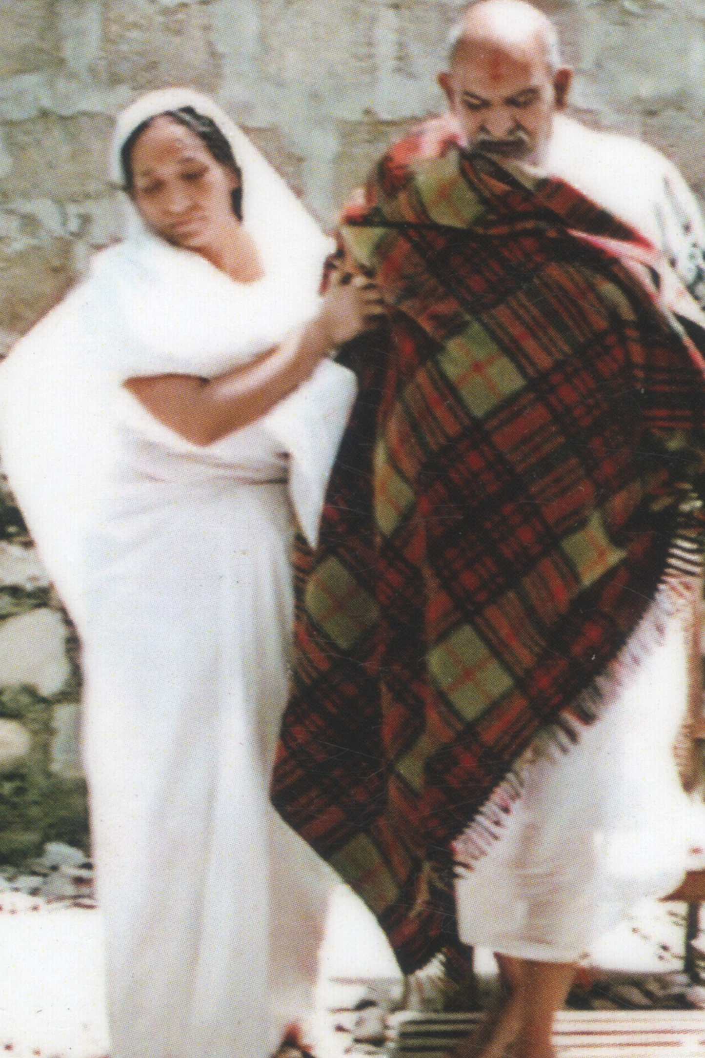 लेमिनेटेड कार्ड C55 - महाराज जी और श्री सिद्धि माँ खड़े हैं, कार्ड के पीछे एक तस्वीर है