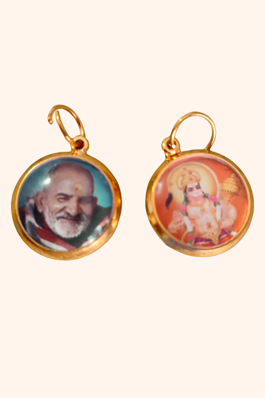 एक बड़े आकार का लॉकेट जिसके दोनों ओर हनुमान जी और महाराज जी की तस्वीरें हैं