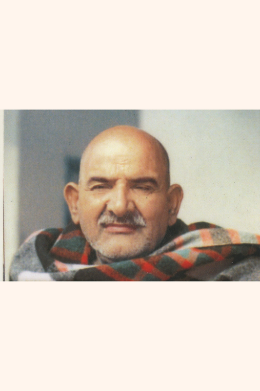 लेमिनेटेड कार्ड C13- कार्ड के पीछे महाराज जी की तस्वीर के साथ क्लोज़ अप