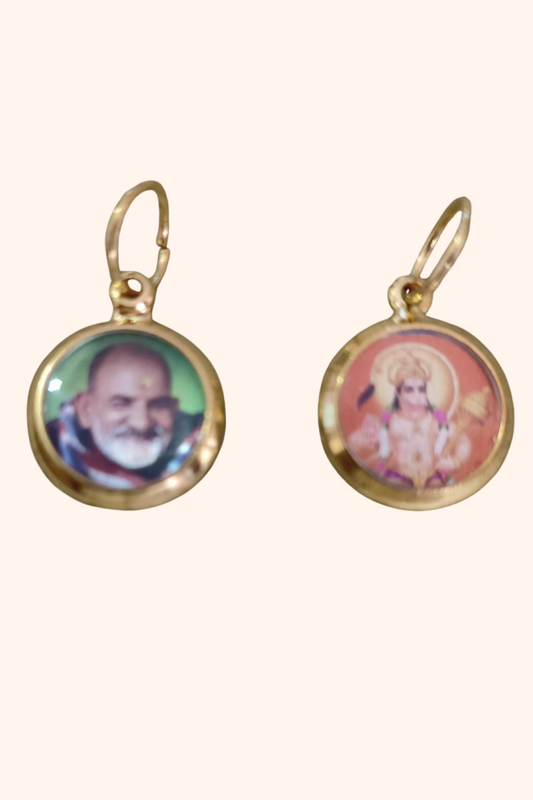 एक छोटा लॉकेट जिसके दोनों ओर हनुमान जी और महाराज जी की तस्वीरें हैं