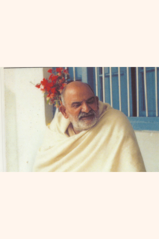 लेमिनेटेड कार्ड C14- कार्ड के पीछे महाराज जी की तस्वीर के साथ क्लोज़ अप