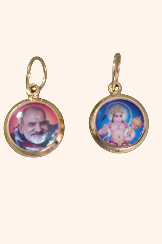 एक छोटा लॉकेट जिसके दोनों ओर हनुमान जी और महाराज जी की तस्वीरें हैं
