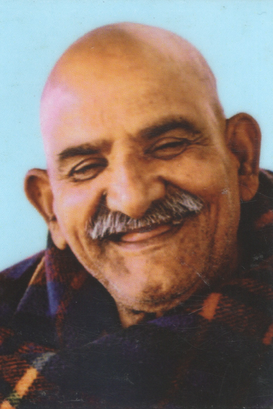 लेमिनेटेड कार्ड C4 - कार्ड के पीछे महाराज जी की एक विशिष्ट तस्वीर के साथ क्लोज़ अप